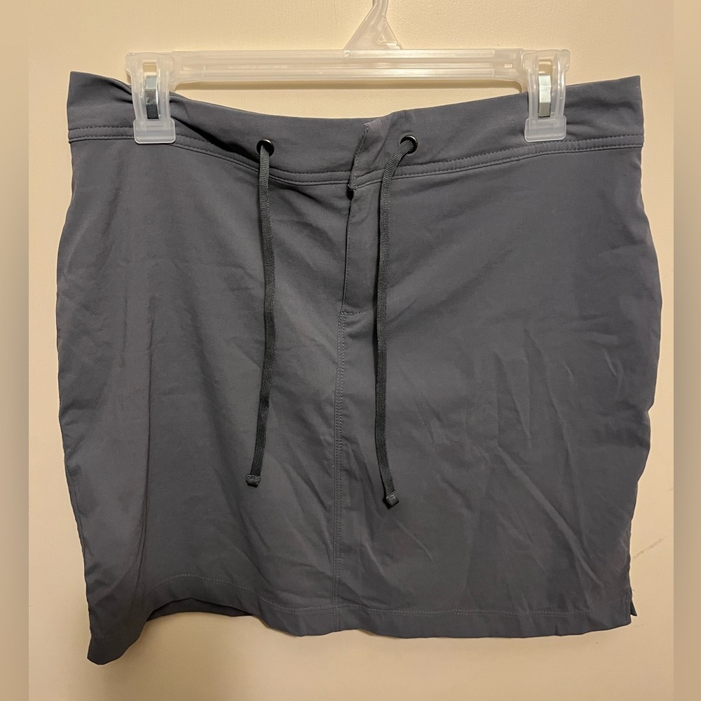 Women’s Columbia skort, size 6, 17 inches long